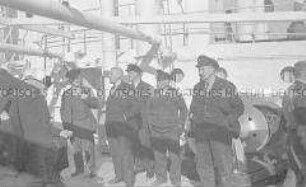 Heimfahrt der Kriegsgefangenen vom Internierungslager "Angel Island" auf dem italienischen Dampfer "Fella", Pfeife rauchend an Deck