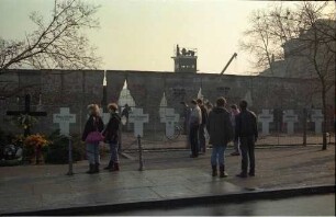 Gedenkkreuze an der Berliner Mauer zwischen Reichstag und Brandenburger Tor