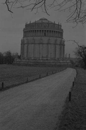 Kelheim: Befreiungshalle, Außenansicht vom Park