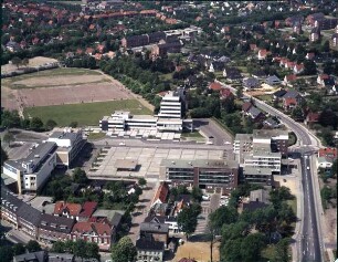 Rathaus: Luftbild: im Vordergrund Rathausstraße mit Rathausplatz, im Hintergrund Sportplatz auf dem Stormarnplatz, rechts Klaus-Groth-Straße
