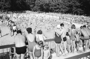 Wellenbad im Rheinstrandbad Rappenwört.