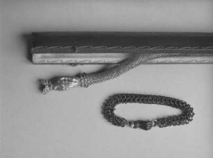 Armband mit einer Schließe aus zwei sich haltenden Händen