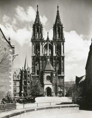 Meißen, Dom, Westfassade mit Fürstenkapelle, links hinten Wendelstein der Albrechtsburg