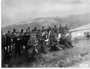 Österreichische Artilleriesoldaten beim Mittagessen an der Front in Montenegro