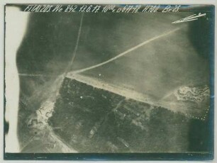 Foto der Fliegerübung "Windmühlenlager Ost" mit Schützenlinie und Tuchmarkierung (Luftbild)