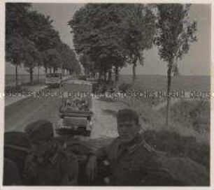 Wehrmachtssoldaten, Vormarsch in Frankreich, Marinepropagandakompanie auf dem Weg zur Atlantikküste. (Raum von Cambrai - Arras)