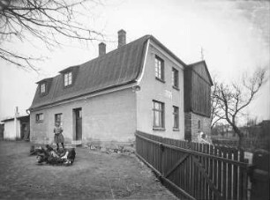 Nebengebäude : Bauernhof. Nebengebäude (1919 erweitert) mit Hühner fütternder Frau im Hof