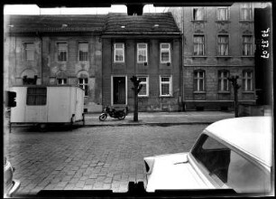 Neuruppin, Wilhelm-Pieck-Straße (Präsidentenstraße). Wohnhäuser. Straßenfront
