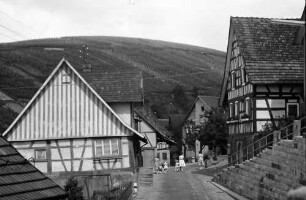 Varnhalt: Dorfstraße mit Gruppe Frauen und Kindern
