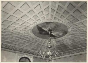 Phönix in der Mittelkartusche der Decke : Ruppersdorf, Herrenhaus Niederruppersdorf, Inneres, Speisesaal (sog. Tapetenzimmer oder Türkenzimmer), Deckendekoration, Mittelkartusche mit Darstellung des Phönix