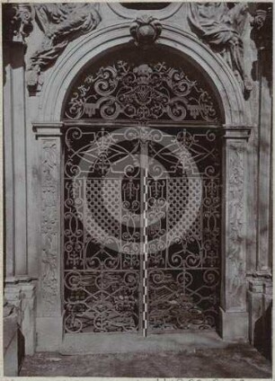 Ziergitter am Portal der Grabkapelle Gottfried (Heß) auf dem Gnadenfriedhof Hirschberg