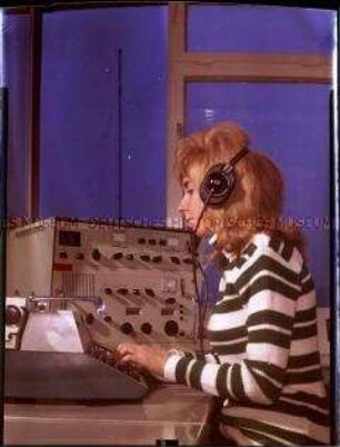 Frau am Fernschreiber (Funkwerk Köpenick)