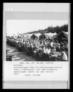 Zwickau, Pionierlager der FDJ-Kreisorganisation "Karl Liebknecht" auf dem Windberg, gemeinsames Essen vor den Zelten
