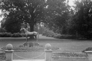 Pferdedenkmal in Jasnaja Poljana : Pferdedenkmal zu Ehren der Pferderasse der Trakehner in Jasnaja Poljana.