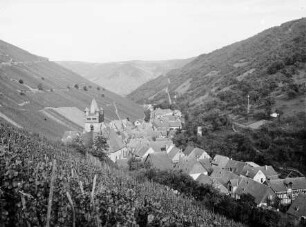 Blick ins Steeger Tal mit St. Anna und Weinbergen