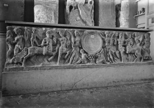 Sarkophag der Julia Quintina mit von Kentauren gezogenen Wagen und Viktorien
