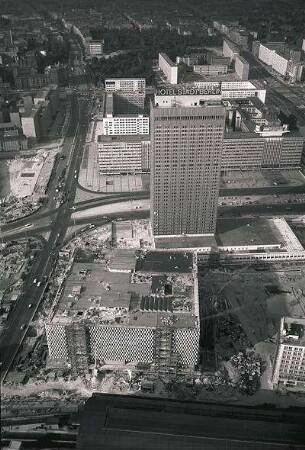 Berlin: Ost; Blick vom Fernsehturm; Alexanderplatz