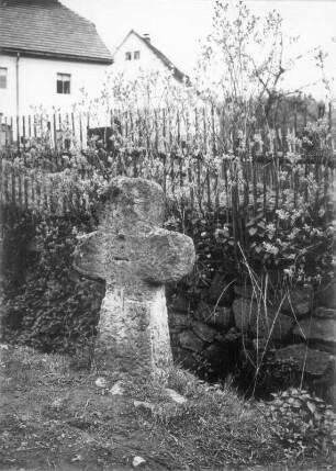 Steinkreuz mit eingehauenem Dolch : Steinkreuz mit eingehauenem Dolch an der Straße nach Döbra