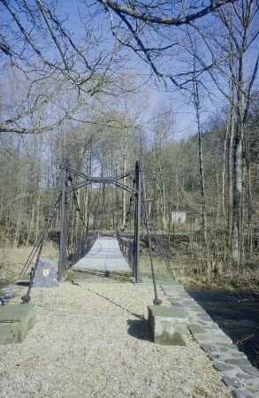Gehweg ü. d. Ruhr im Park v. Haus Laer in Meschede
