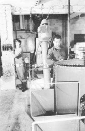 Moderne Futterküche mit Vakuum-Futterautomaten für die Schweinemast in der LPG "Vorwärts" Jahnsdorf (Kr. Stollberg)