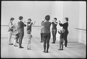 Mutter-Kind-Turnen, Mai 1967. SW-Foto © Kurt Schwarz.