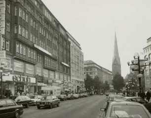 Mönckebergstraße : Hamburg, Mönckebergstraße. Blick nach Südwesten zum Turm der Petrikirche
