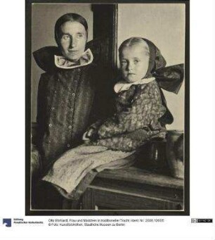 Frau und Mädchen in traditioneller Tracht