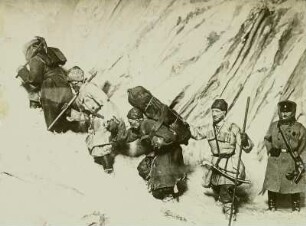 Postboten in Kaukasus bei hohem Schnee