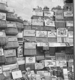 Berlin-Charlottenburg. Kurfürstendamm, Ecke Uhlandstraße. Zigarrenladen