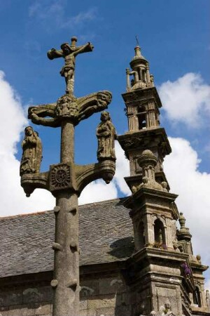 Frankreich. Bretagne. Finistere. Commana. Umfriedeter Pfarrhof. Calvaire