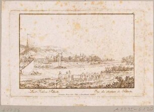 Schloss Pillnitz bei Dresden vom linken Ufer über die Elbe mit Segelboot, Bomätschern und Fähre nach Südosten gesehen, im Hintergrund links der Borsberg