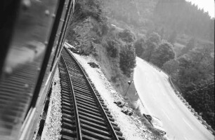 Tunnelstrecke mit Zug; Tieferlegen eines Gleises
