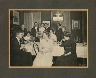 Albert Wiese mit seiner Verlobten (Anna Marie) Erna Gretschel im Familienkreis. Aufnahme mit Fernauslöser