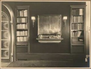 Wohnung Dr. Ostwald mit Praxisräumen. Inneneinrichtung: Arbeitszimmer eingebautes Bücherregal
