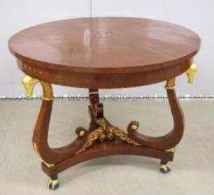 Runder Tisch mit Schwanenkopfstützen und Klauenfüßen - Teil eines Biedermeier-Zimmers