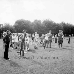 Sommerfest von Freiwilliger Feuerwehr und Turn- und Sportverein (TSV) Zarpen: Sportjugend beim Schlagball-Weitwurf
