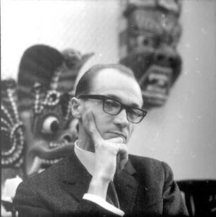 Porträt Prof. Wolfgang Ullrich (1950-1973 Direktor des Zoologischen Gartens Dresden) in seiner Wohnung Wiener Straße