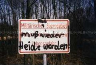 Anonyme Übermalung eines Warnschildes in der Wahner Heide - Truppenübungsplatz