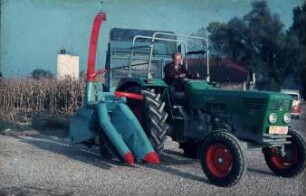 Fotografie: Erntetechnik, Silomais, Maishäcksler angebaut, Trommelfeldhäcksler