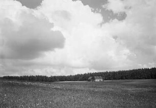 Einzelgehöft in Rübenau bei heraufziehendem Gewitter
