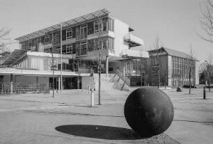 Dresden-Altstadt. St. Benno-Gymnasium (1994-1996, G. Behnisch), Pillnitzer Straße 39. Außenansicht von Südwesten