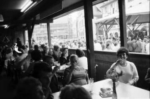 Freiburg: Freiburger Weinfest 1975; Weinbuden; voll besetzt