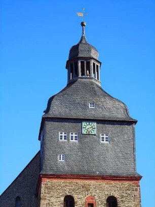 Harzgerode - Bergkirche Sankt Marien : Die Kleinstadt im Unterharz hat sich zum lokalen Wirtschaftsstandort und Touristenziel entwickelt. Der Turm der Bergkirche Sankt Marien steht am Marktplatz. Aufgenommen in Harzgerode am 16. Oktober 2011