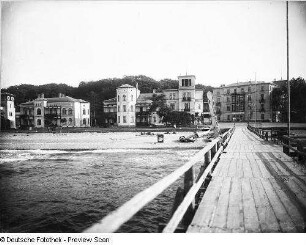 "Grand-Hotel" : Blick von der Seebrücke gegen Kurhäuser "Greif" (um 1845) und "Perle" (um 1845) sowie "Grand-Hotel" (um 1875) mit "See-Restaurant"