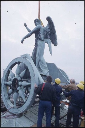 Abbau der Quadriga vom Brandenburger Tor, Umsetzen der Victoria per Kran