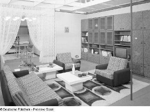 Ausstellungskoje mit Wohnzimmermöbeln des Möbelkombinates Erfurt (MKE)