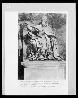 Sitzstatue des Papstes Innozenz X.