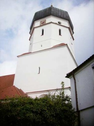 Kirchturm von Süden (Romanischer Chorturm mit Turmchor)-im Obergeschoß Schlitzscharte-achteckige Glockenstube mit Zwiebeldach im 19 Jh aufgesetzt