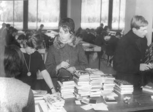 Deutsche Nationalbibliothek (DNB) Frankfurt/Main. Leesesaal mit Benutzern an der Ausleihtheke