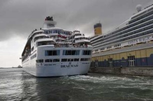 Kreuzfahrtschiffe im Hafen : Das britische Kreuzfahrtschiff Breamar verläßt den Hafen. Aufgenommen am 14. Oktober 2009 in Gibraltar